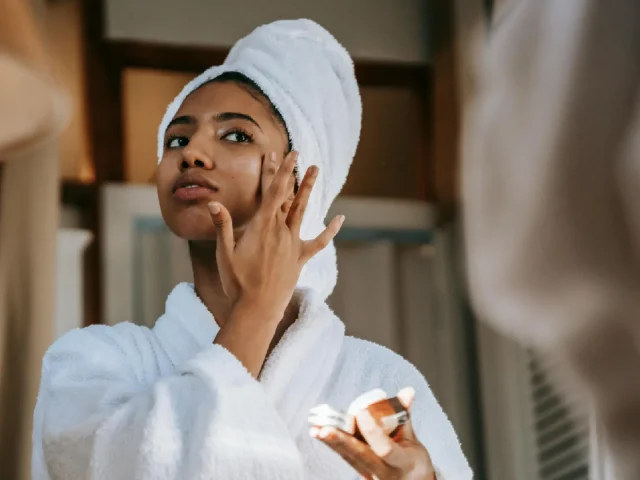 Sensitive Skin হলে কোন স্কিন কেয়ার প্রোডাক্ট ব্যবহার করবেন?